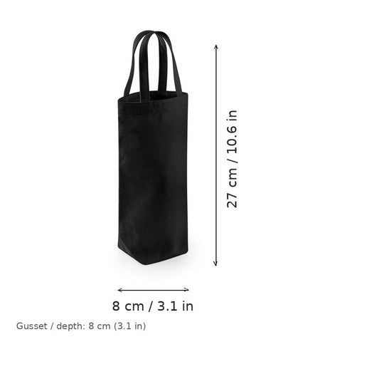 Musta Fairtrade-puuvillainen viinikassi omalla logopainatuksella, 407 g/m², 8 × 27 cm ja 8 cm:n pohjapoimu, mittakuvassa leveys ja korkeus