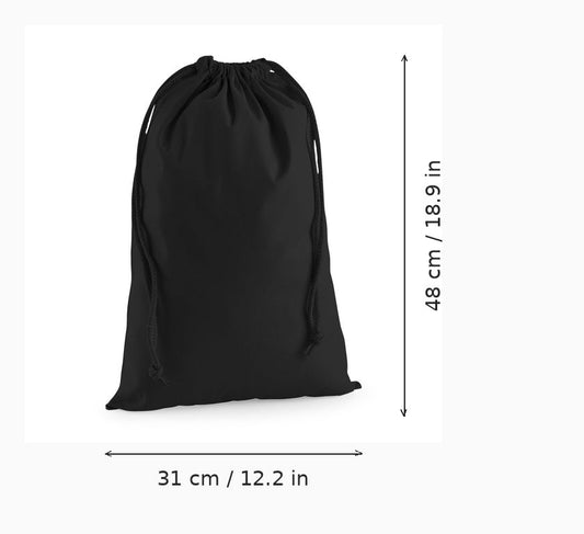 Musta puuvillainen kiristysnyöripussi omalla painatuksella, koko M 31 x 48 cm (12,2 x 18,9 tuumaa), mittanuolet leveydelle ja korkeudelle