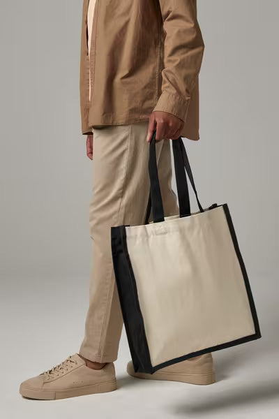Dettaglio ravvicinato di borsa in tela canvas gallery con stampa del logo, 407 g/m²