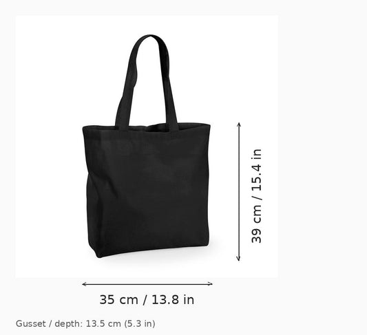 Musta suuri pohja- ja sivulevikkeellinen kangaskassi logopainatuksella, 140 g/m², 35 × 39 cm ja 13,5 cm:n levike, mittakuvassa leveys ja korkeus