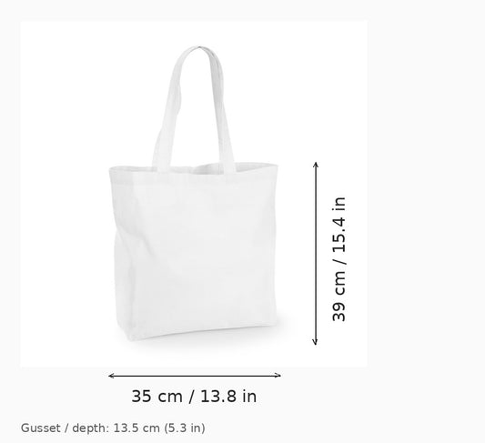 Valkoinen suuri pohja- ja sivulevikkeellinen kangaskassi logopainatuksella, 140 g/m², 35 × 39 cm ja 13,5 cm:n levike, mittakuvassa leveys ja korkeus