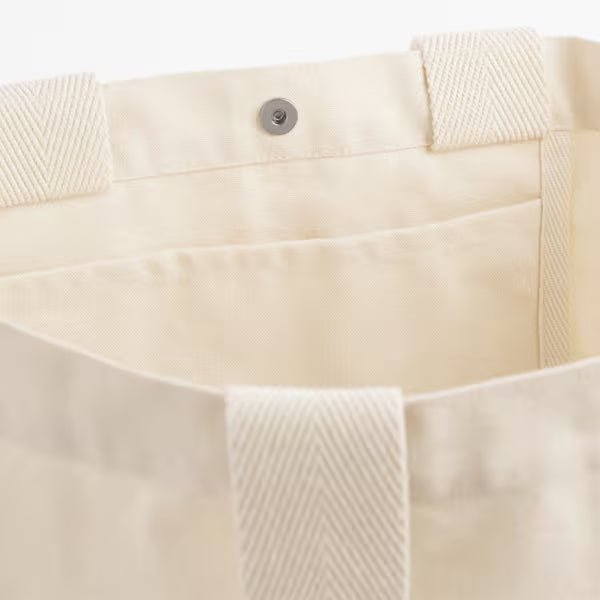 Dettaglio della chiusura magnetica e della tasca interna pendente della Chevron Handle Shopper in canvas di cotone riciclato