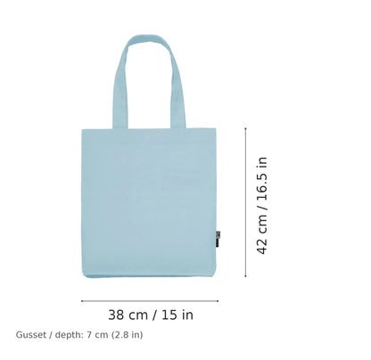 Jutebeutel aus Fairtrade-Bio-Baumwolltwill in Hellblau mit Logodruck, 210 g/m², 38 × 42 cm mit 7 cm Bodenfalte, mit eingezeichneten Breiten- und Höhenmaßen